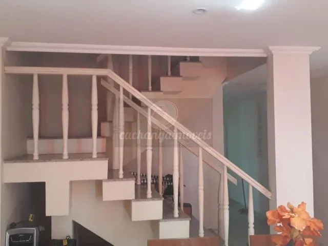 Imagem: A casa possui 4 Dormitórios, 1 Suíte, 2 Banheiros, 2