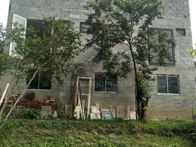 Imagem: A casa possui 2 Dormitórios, 1 Suíte, 1 Banheiro, 2 Vagas