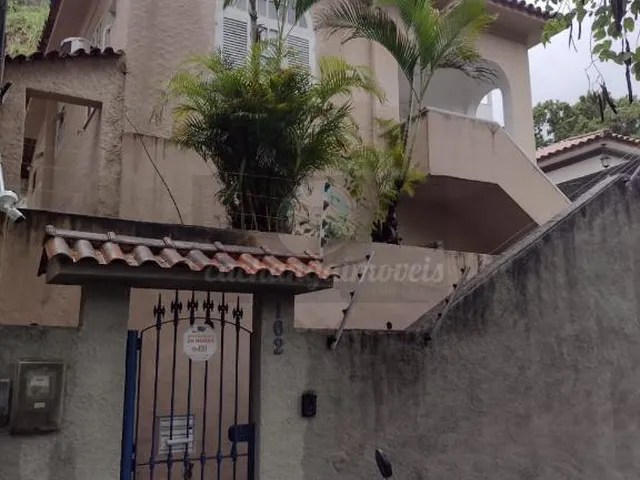 Imagem: A casa possui 3 Dormitórios, 1 Suíte, 1 Banheiro, 100m²
