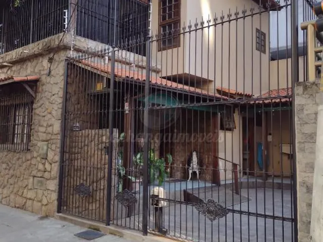 Imagem: A casa possui 4 Dormitórios, 2 Suítes, 1 Banheiro, 1 Vaga