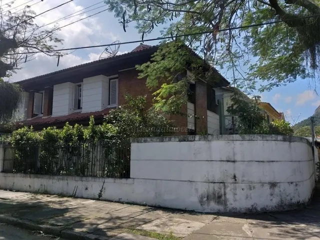Imagem: A casa possui 4 Dormitórios, 4 Suítes, 1 Banheiro, 1 Vaga