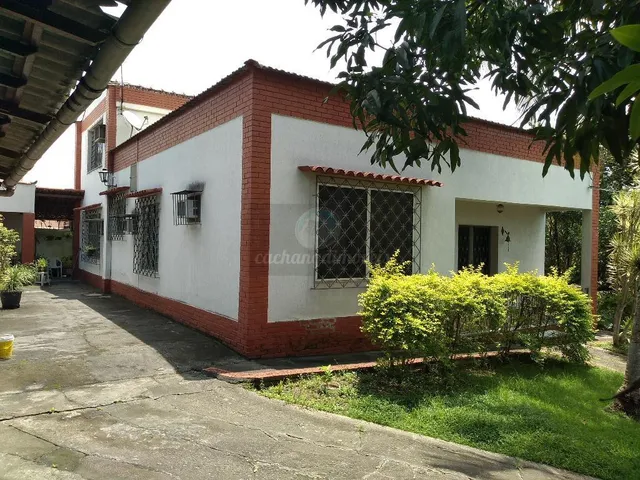 Imagem: A casa possui 5 Dormitórios, 2 Banheiros, 4 Vagas na