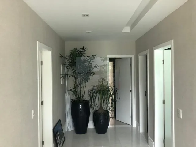 Imagem: A casa em condomínio possui 4 Dormitórios, 4 Suítes, 1