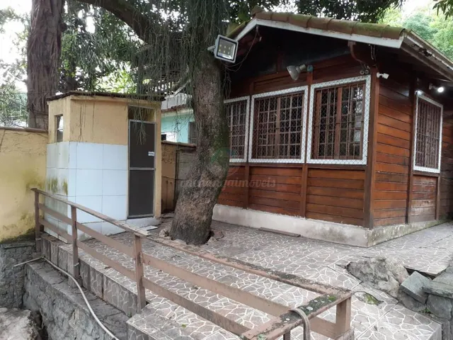 Imagem: A casa possui 4 Dormitórios, 2 Banheiros, 5 Vagas na
