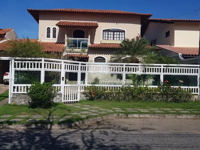 Imagem: A casa possui 4 Dormitórios, 1 Suíte, 1 Banheiro, 3 Vagas