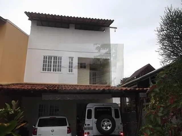 Imagem: A casa possui 3 Dormitórios, 1 Suíte, 1 Banheiro, 2 Vagas