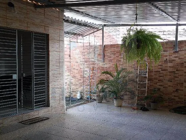 Imagem: A casa possui 3 Dormitórios, 1 Suíte, 2 Banheiros, 2