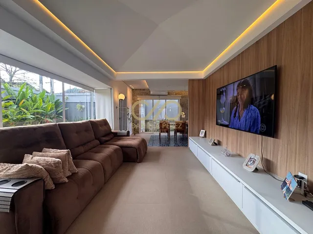 Imagem: A casa possui 3 Dormitórios, 3 Suítes, 5 Banheiros, 8