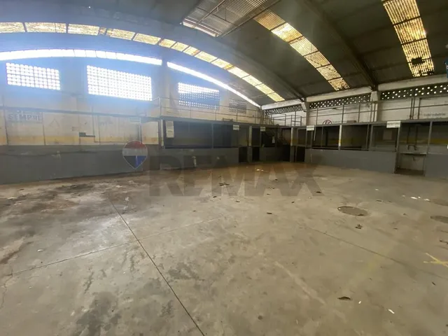 Imagem: O depósito possui 3 Banheiros, 2 Vagas na garagem, 400m²