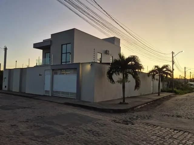 Imagem: A casa possui 4 Dormitórios, 3 Suítes, 1 Banheiro, 1 Vaga