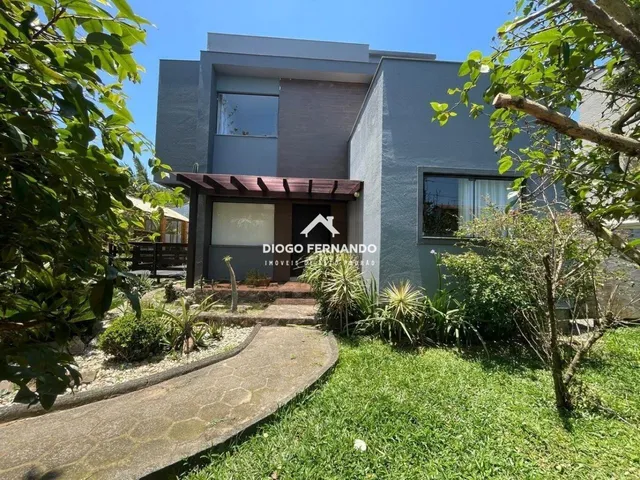 Imagem: A casa possui 5 Dormitórios, 1 Suíte, 3 Banheiros, 2 Vagas