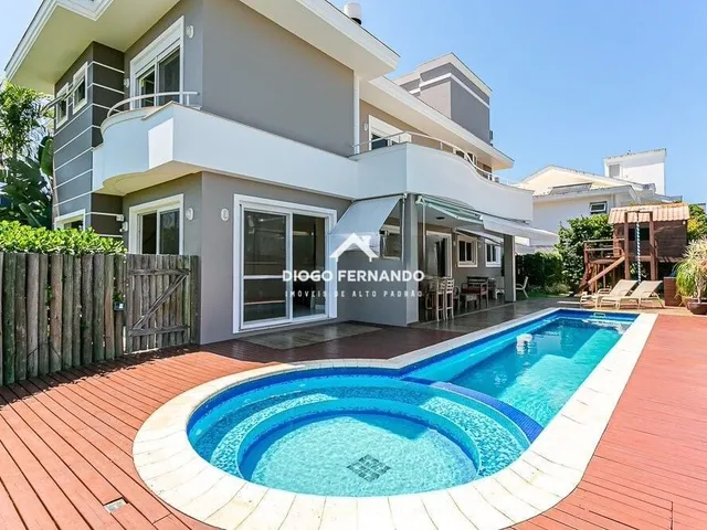 Imagem: A casa possui 4 Dormitórios, 4 Suítes, 6 Banheiros, 6 Vagas