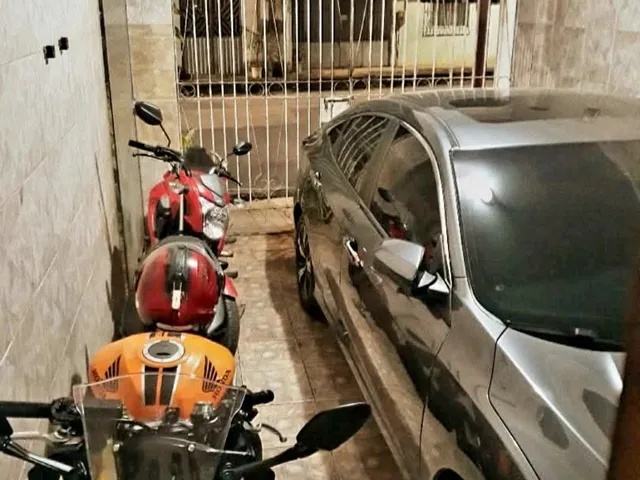 Imagem 2: Casa com 2 pavimentos, ponto comercial, piscina e 3 quartos com suíte. Aproveite esta