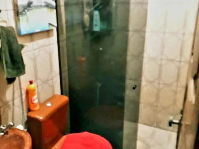 Imagem 3: Casa com 2 pavimentos, ponto comercial, piscina e 3 quartos com suíte. Aproveite esta