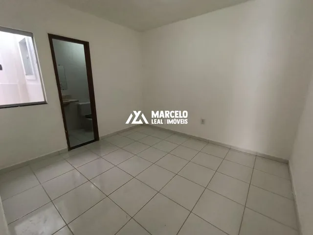 Imagem 2: Casa com 2/4 sendo 1 suíte e vaga de garagem na Avenida Modelo no Bairro Cidade