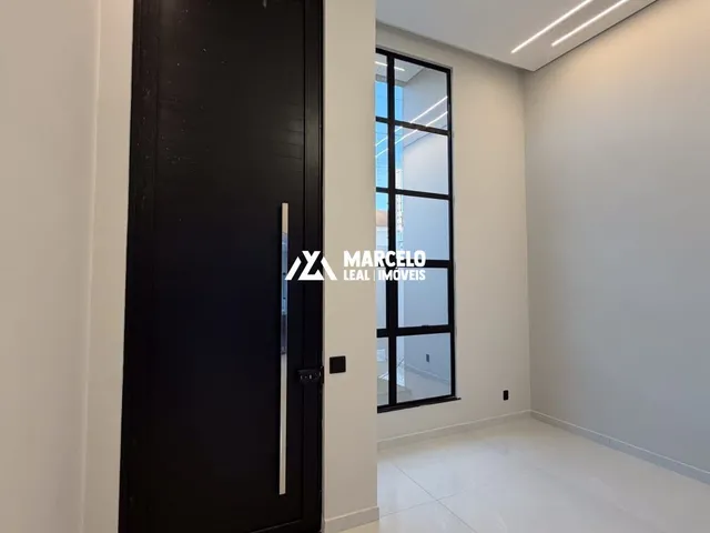 Imagem 2: Vendo casa Alto Padrão nova com 4/4 sendo 3 suítes com closet em Localização Pri