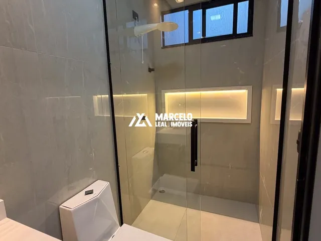 Imagem 3: Vendo casa Alto Padrão nova com 4/4 sendo 3 suítes com closet em Localização Pri