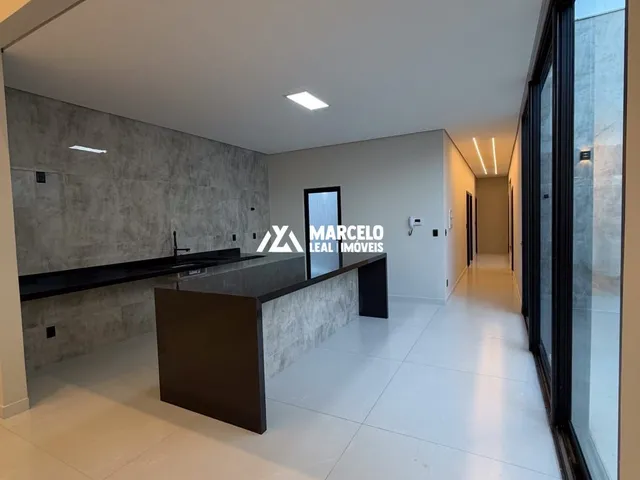 Imagem 7: Vendo casa Alto Padrão nova com 4/4 sendo 3 suítes com closet em Localização Pri