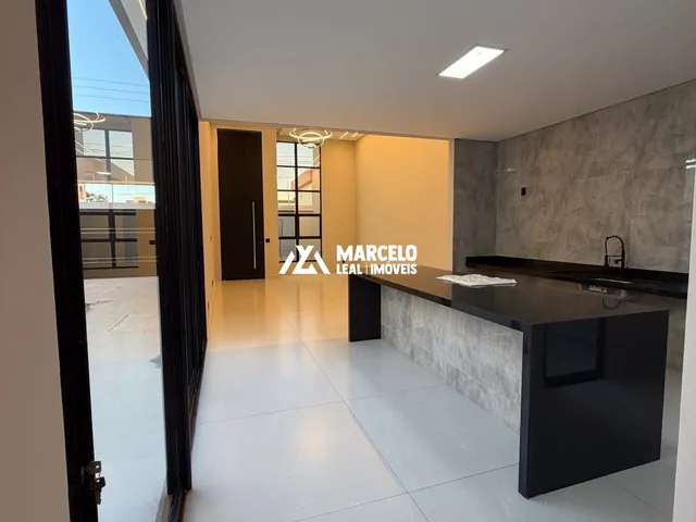 Imagem 6: Vendo casa Alto Padrão nova com 4/4 sendo 3 suítes com closet em Localização Pri
