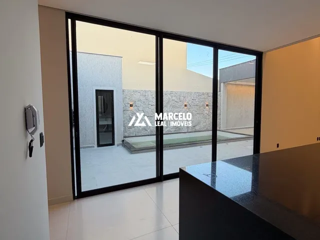 Imagem 10: Vendo casa Alto Padrão nova com 4/4 sendo 3 suítes com closet em Localização Pri