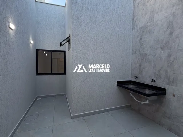 Imagem 4: Vendo casa Alto Padrão nova com 4/4 sendo 3 suítes com closet em Localização Pri