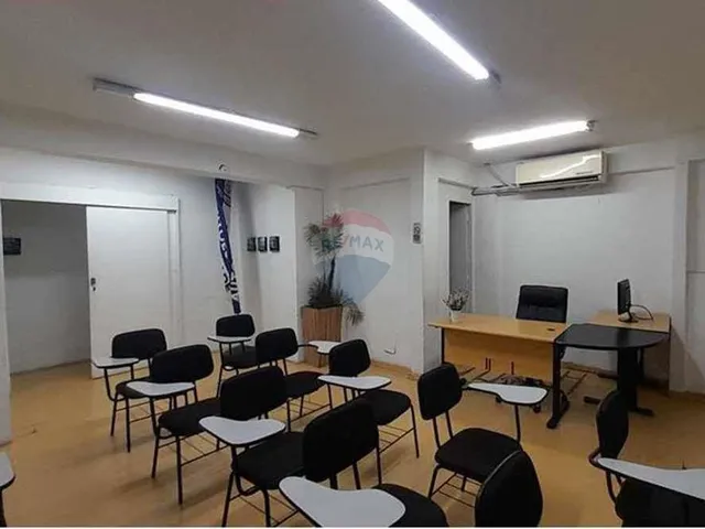 Imagem: A loja possui 2 Banheiros, 83m² de Área e está