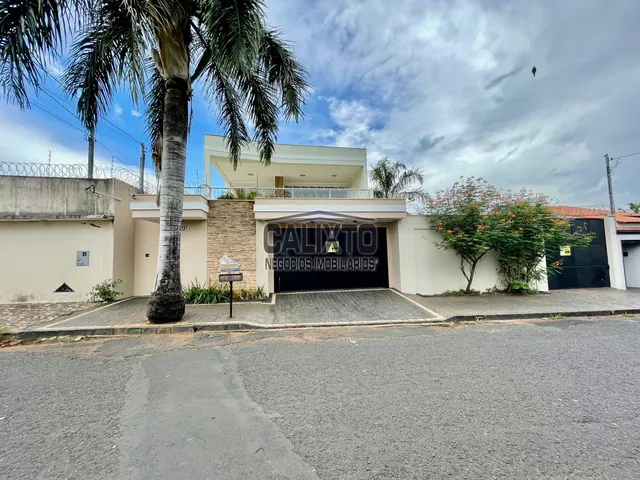 Imagem: A casa possui 4 Dormitórios, 3 Suítes, 2 Banheiros, 2