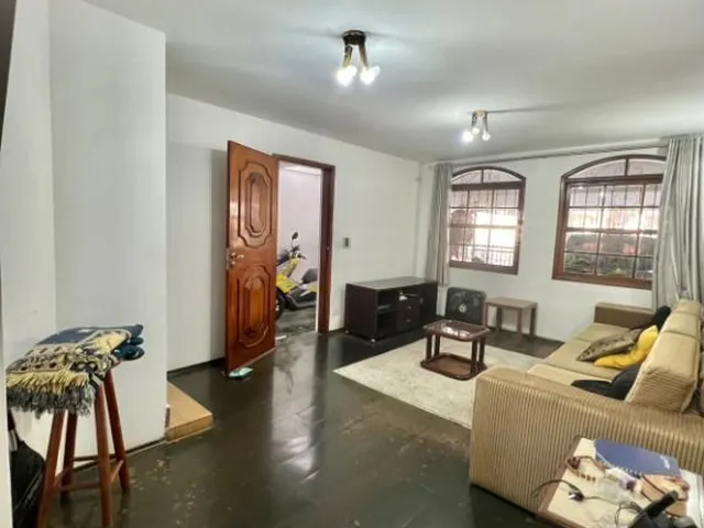 Imagem: A casa possui 3 Dormitórios, 3 Banheiros, 2 Vagas na