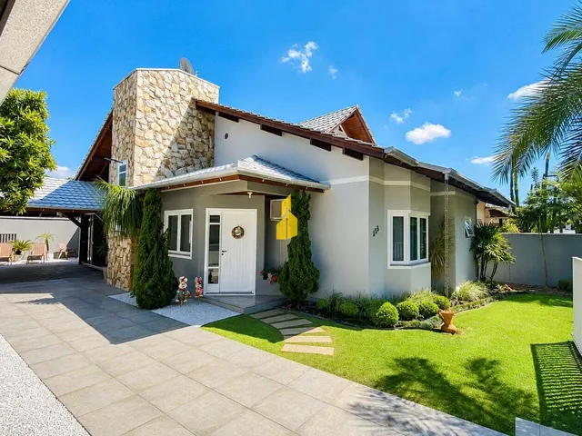 Imagem: Casa de alto padrão com piscina aquecida