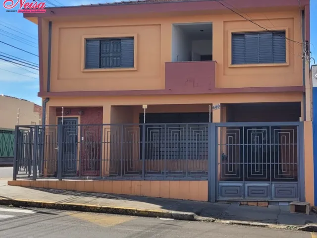 Imagem: A casa possui 4 Dormitórios, 2 Banheiros, 2 Vagas na