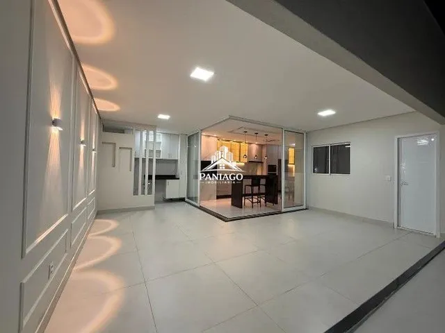 Imagem: A casa possui 4 Dormitórios, 1 Suíte, 3 Banheiros, 2