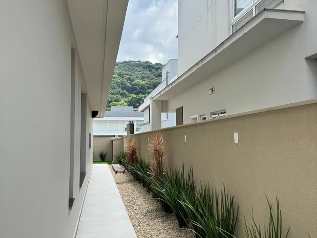 Imagem 9: Sobrado a venda em condomínio fechado com 4 suítes e piscina no bairro Pirabeiraba
