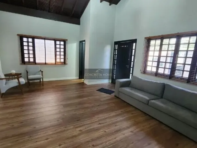 Imagem: A casa possui 8 Dormitórios, 2 Suítes, 4 Banheiros, 3