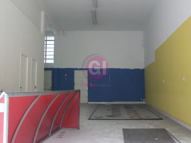 Imagem: A loja possui 2 Banheiros, 120m² de Área, 100m² de Área