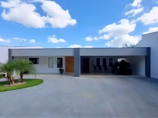 Imagem: A casa possui 3 Dormitórios, 1 Suíte, 3 Banheiros, 8