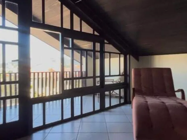 Imagem 4: Sobrado Encantador no Bairro Amizade, com Piscina e Área de Festas