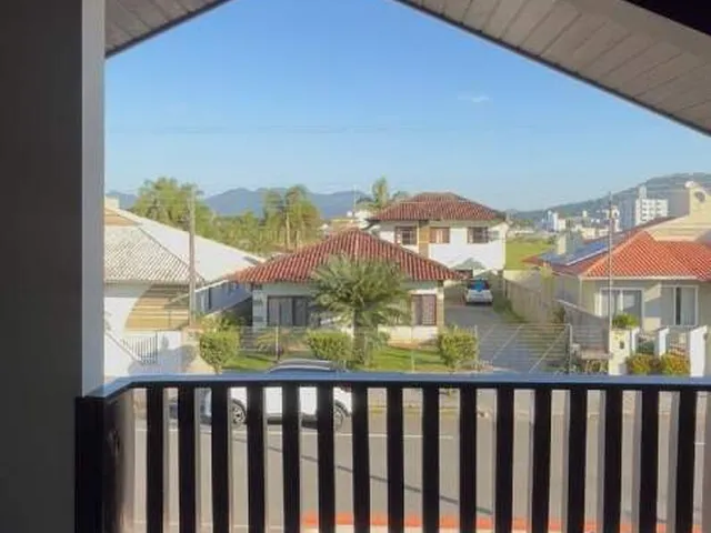 Imagem 2: Sobrado Encantador no Bairro Amizade, com Piscina e Área de Festas