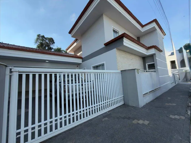 Imagem: A casa possui 4 Dormitórios, 1 Suíte, 3 Banheiros, 4