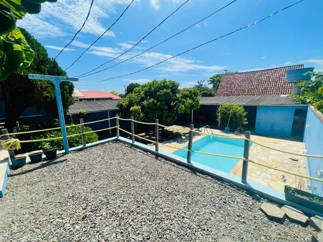 Imagem: Casa residencial com piscina e churrasqueira