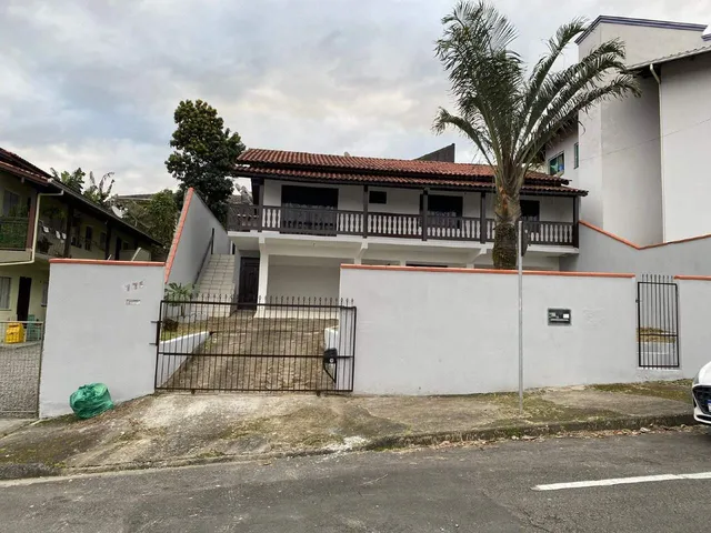 Imagem: Sobrado Residencial com 4 Quartos em Jaraguá