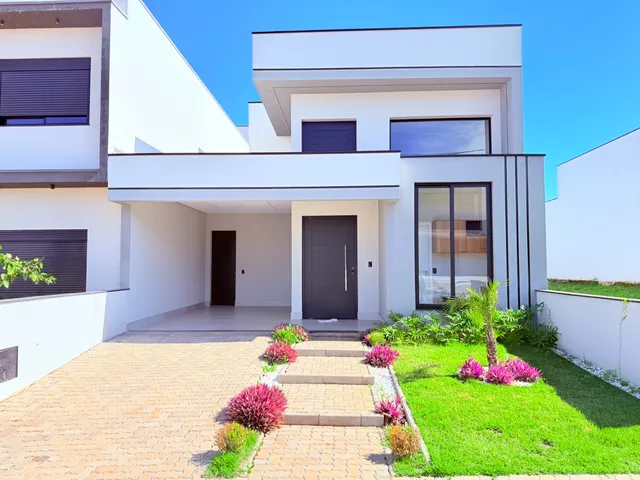 Imagem: A casa possui 3 Dormitórios, 1 Suíte, 2 Banheiros, 8