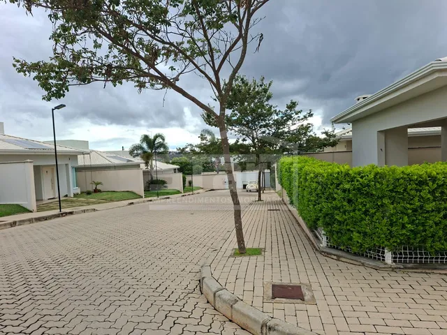 Imagem 4: Casa Colonial com Jacuzzi em Condomínio Próximo à Lagoa Central por R 1.180.000