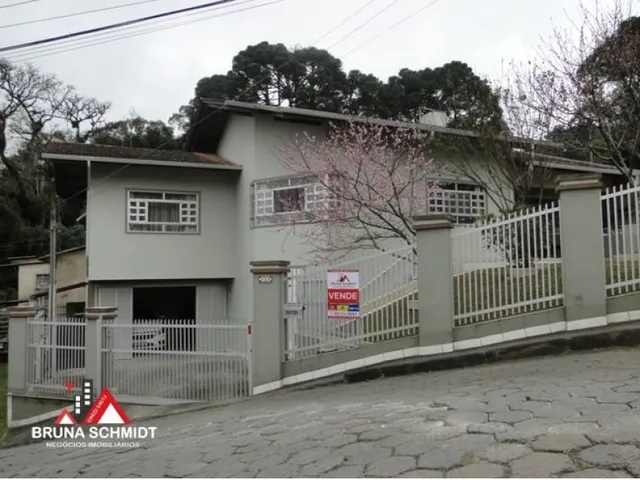 Imagem: A casa possui 2 Dormitórios, 1 Suíte, 2 Banheiros,