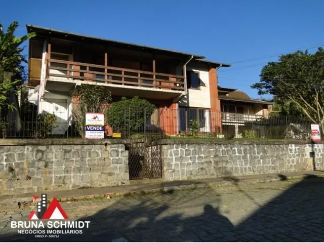 Imagem: A casa possui 6 Dormitórios, 2 Banheiros, Acomodam 10