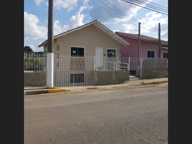 Imagem: A casa possui 2 Dormitórios, 1 Banheiro, 2 Vagas na