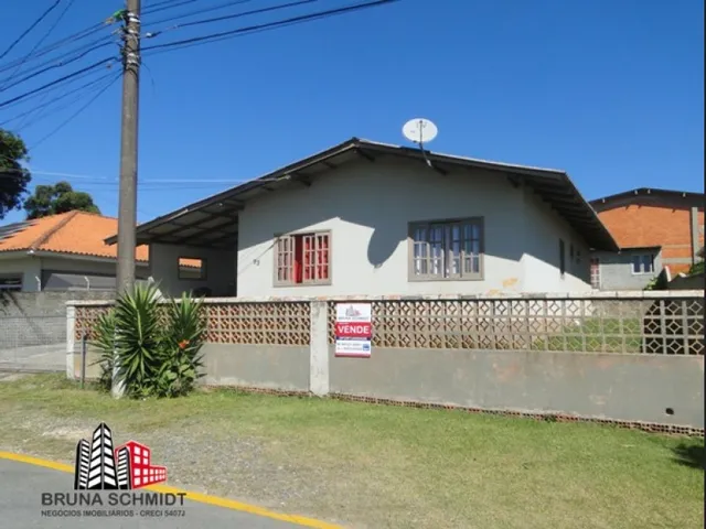 Imagem: A casa possui 4 Dormitórios, 1 Suíte, 3 Banheiros,
