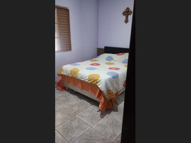 Imagem: A casa possui 3 Dormitórios, 1 Banheiro, 2 Vagas na