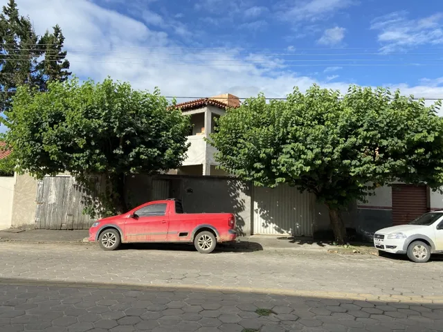 Imagem: Prédio de Dois Andares no Centro da Cidade