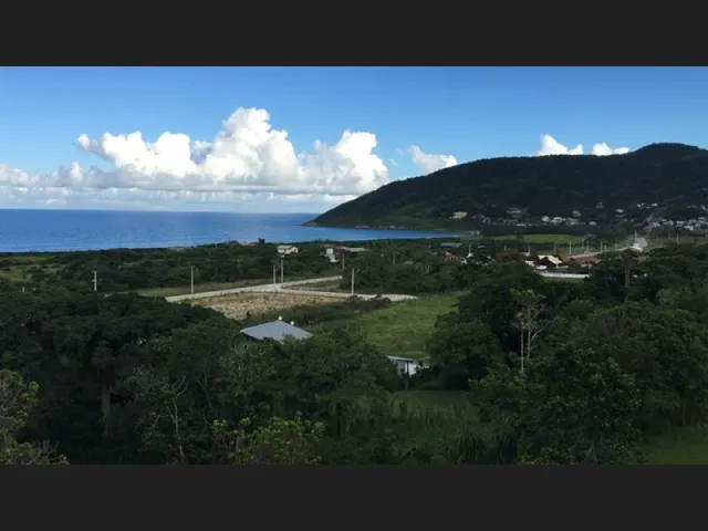 Imagem: O terreno possui Imóvel novo e está localizado em Praia