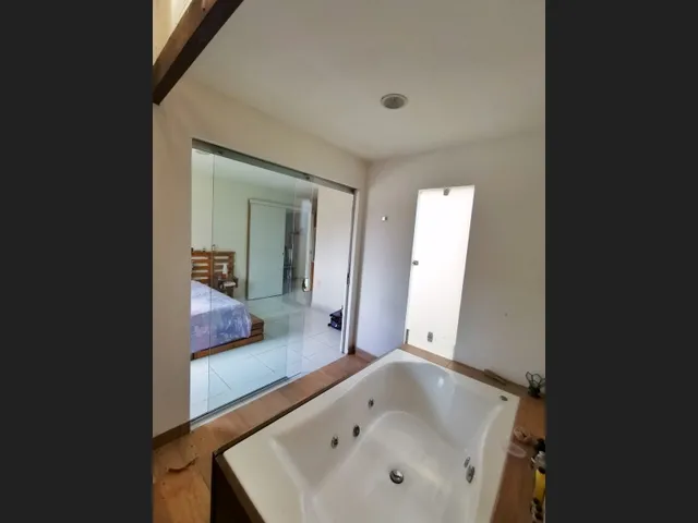 Imagem: Linda Casa de Vidro em Condomínio Fechado